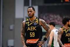 雄鹿新援闪耀，尼克斯败北，雄鹿队锁定篮球赛胜利